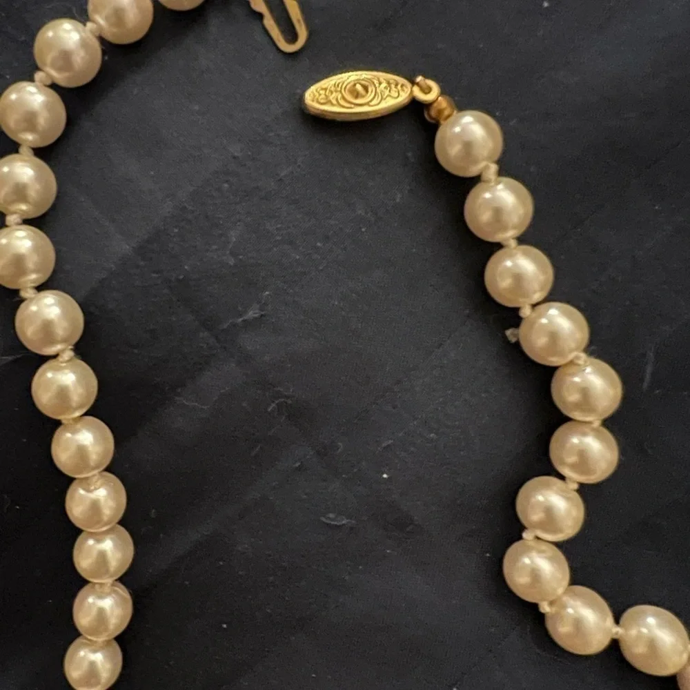 Pearls (faux), 24”, individually knotted - Picture 8 of 11